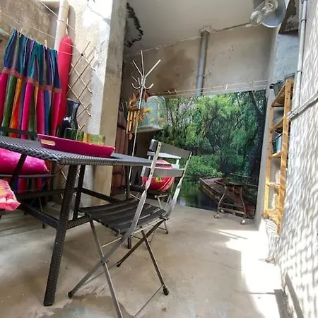 Invitation Au Voyage, Patio Privé